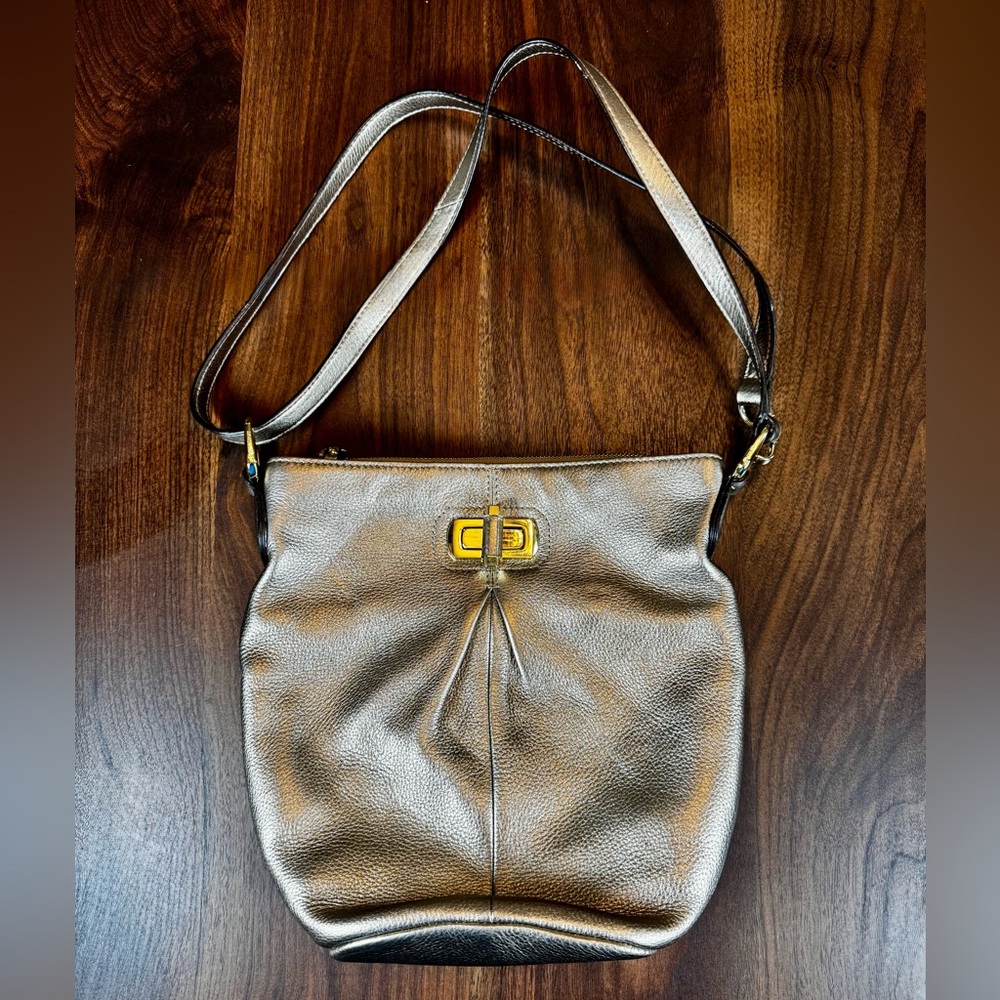 B. Makowsky Metallic Gold Leather Crossbody/Shoulder Bucket Turlock Bag in Gold - Picture 3 of 16